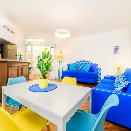 Ops Right In The Centre Of Apartment *